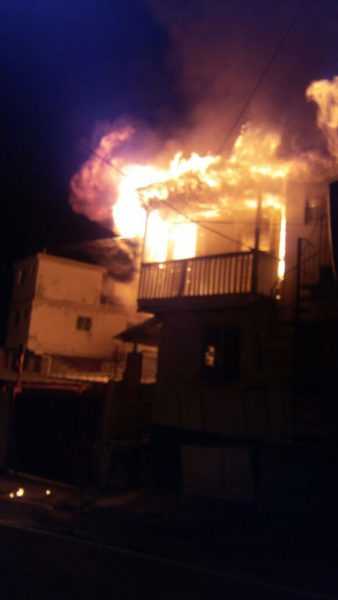 Fuego destruye dos viviendas en Santiago la noche del sábado