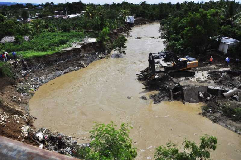 INDRHI interviene el arroyo Jacagua en Villa González