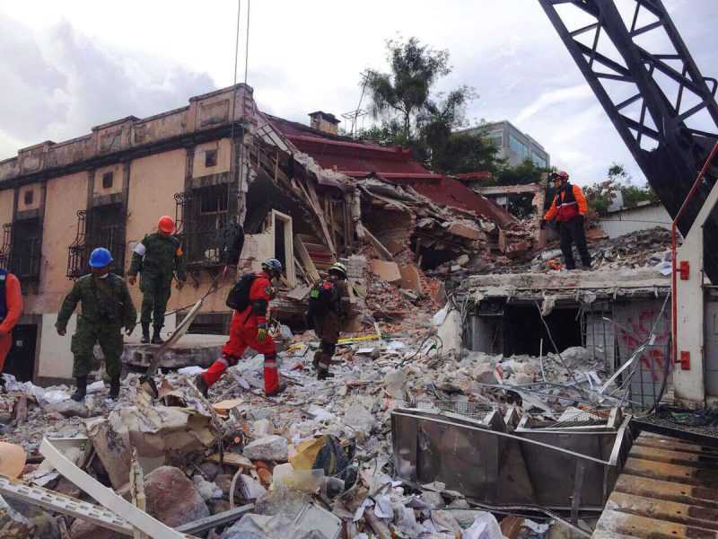 Piden no detener rescate de víctimas del sismo