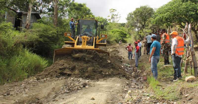 Obras Públicas interviene carretera Los Palmaritos