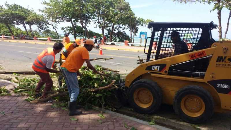Obras Públicas despeja vías en Puerto Plata