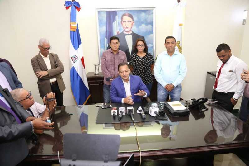 Ayuntamiento de Santiago rechaza aumento pasaje
