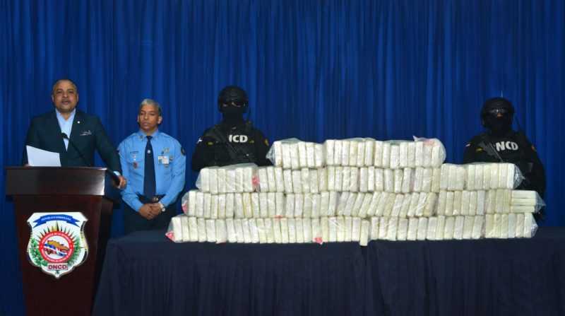 nvestigan miembros DNCD y CESAC por alijo 140 paquetes de cocaína