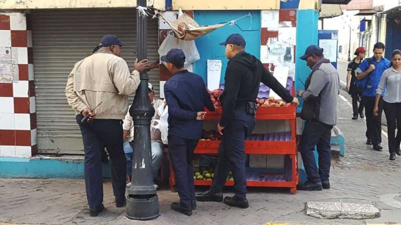 Ayuntamiento desaloja vendedores centro de Santiago