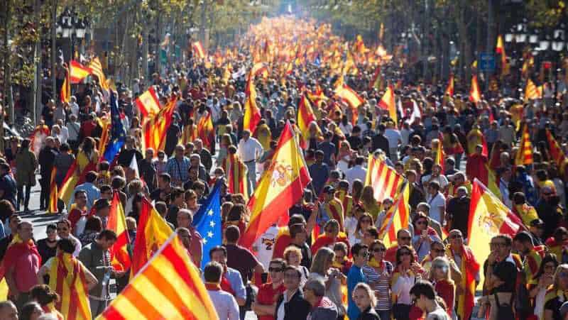 Miles marchan en Cataluña a favor de la unidad de España