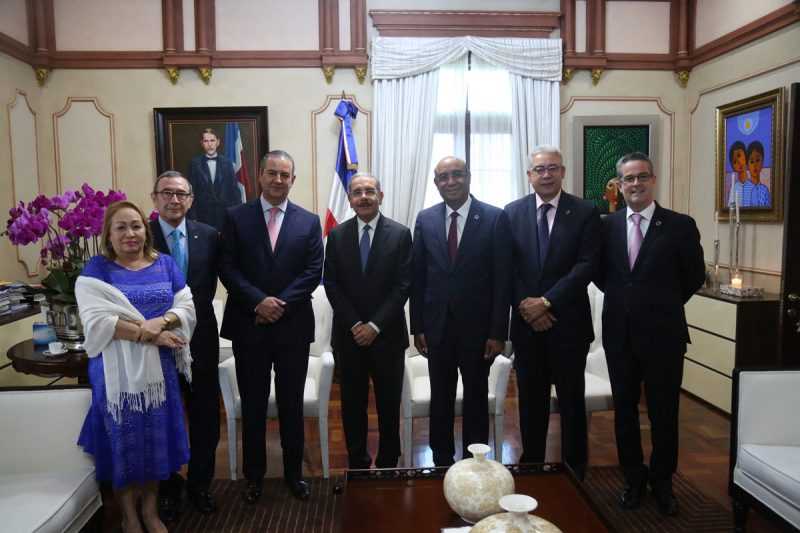 Danilo Medina recibe comitiva de la Asociación Dominicana de Zonas Francas