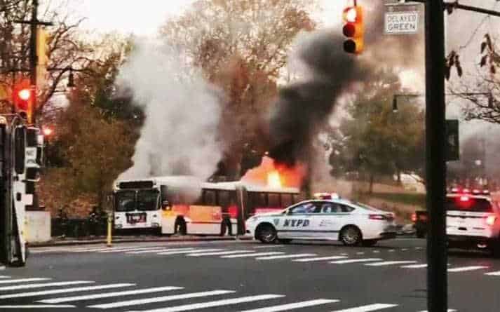 Autobús Nueva York estalla en llamas con pasajeros