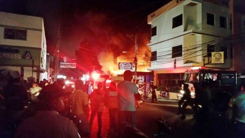 Controlan fuego destruyó tres negocios en Santiago