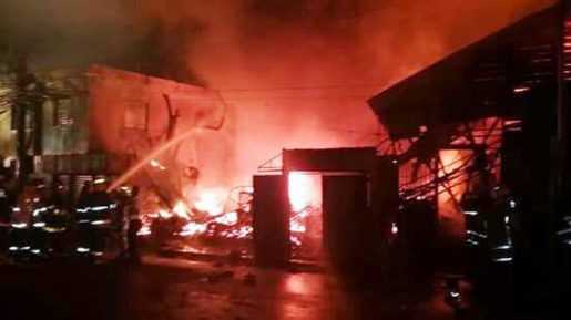 Fuego destruye varias viviendas y negocios en Santiago