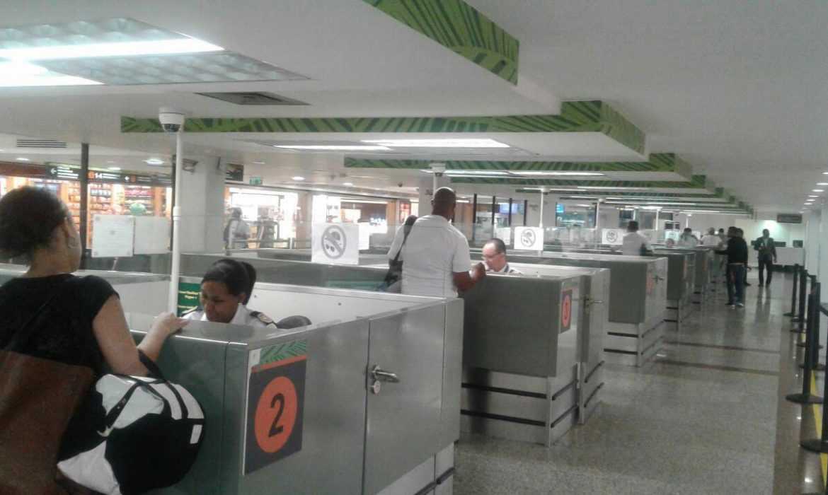 Migración anuncia desbloqueo de pasaportes a dominicanos naturalizados en el extranjero