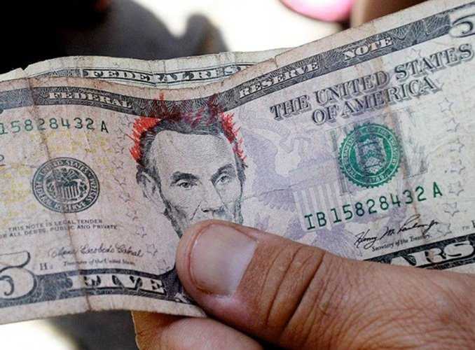 Bancos dominicanos no aceptan billetes rayados