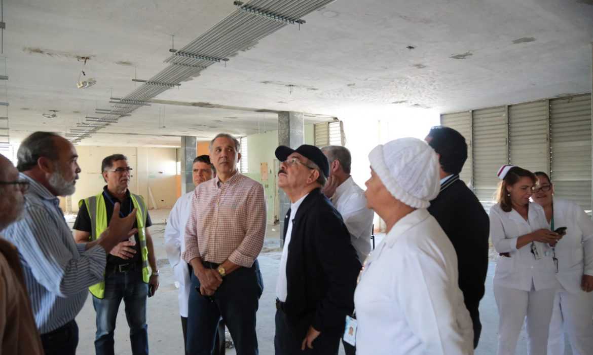Danilo Medina supervisa trabajos hospitales Arturo Grullón y Cabral y Báez 