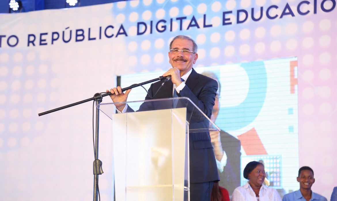 Danilo Medina: "Estamos dando los pasos para elevar la calidad de la educación"