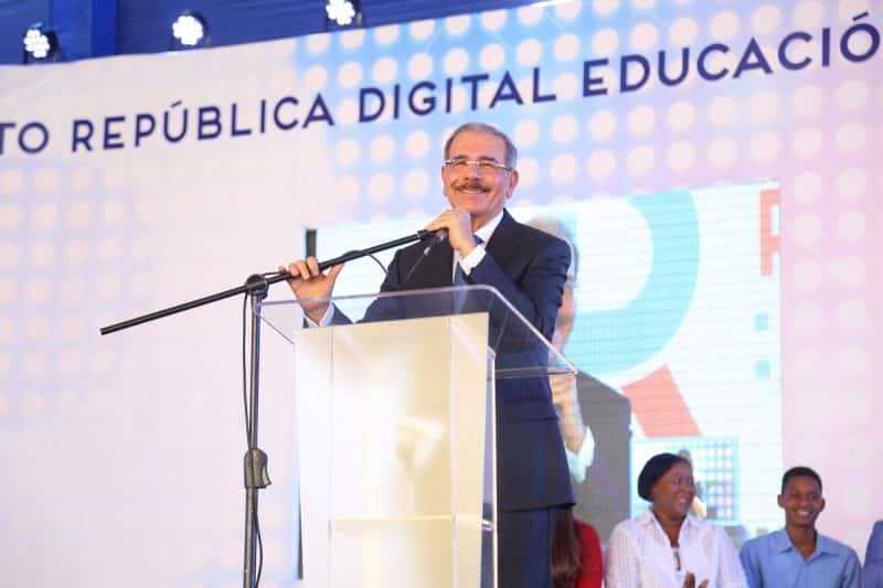 Danilo Medina: "Estamos dando los pasos para elevar la calidad de la educación"