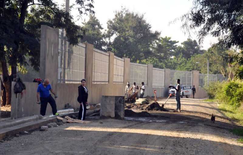 Albañiles siguen levantamiento pared Parque Central