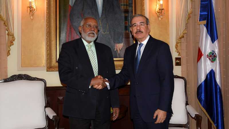 Danilo Medina recibe al presidente del CMD, Wilson Roa