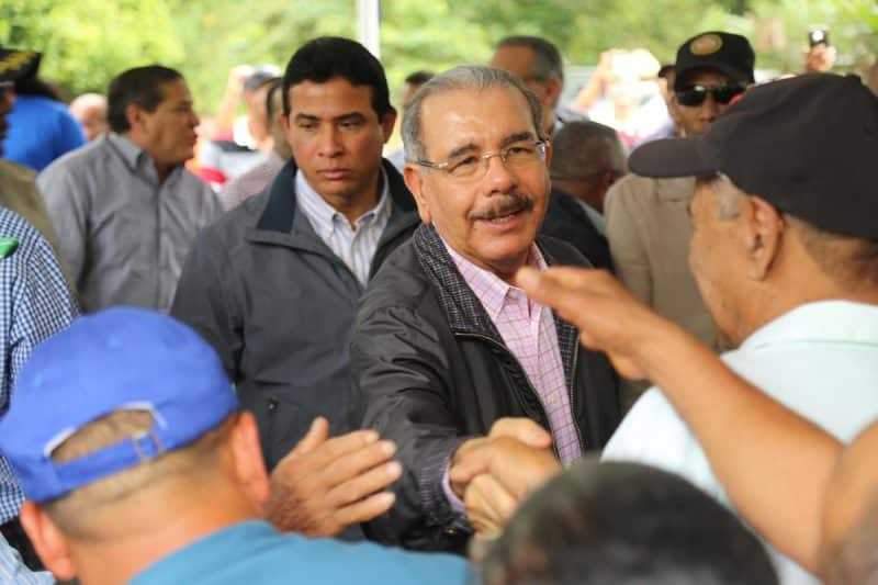 Danilo Medina lleva apoyo a productores aguacate de Tamboril