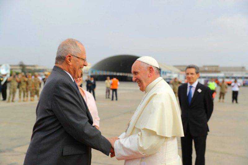 Papa Francisco llega a Perú