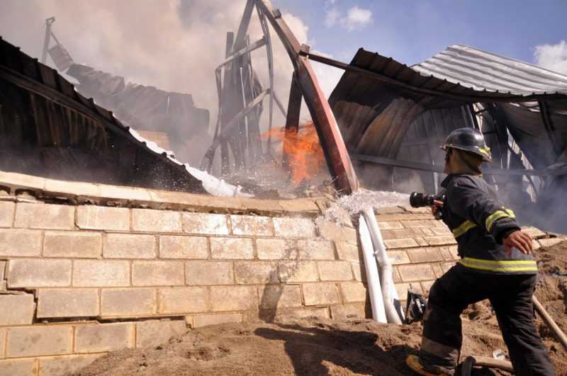 Fuego destruye distribuidora de colchones en Gurabo