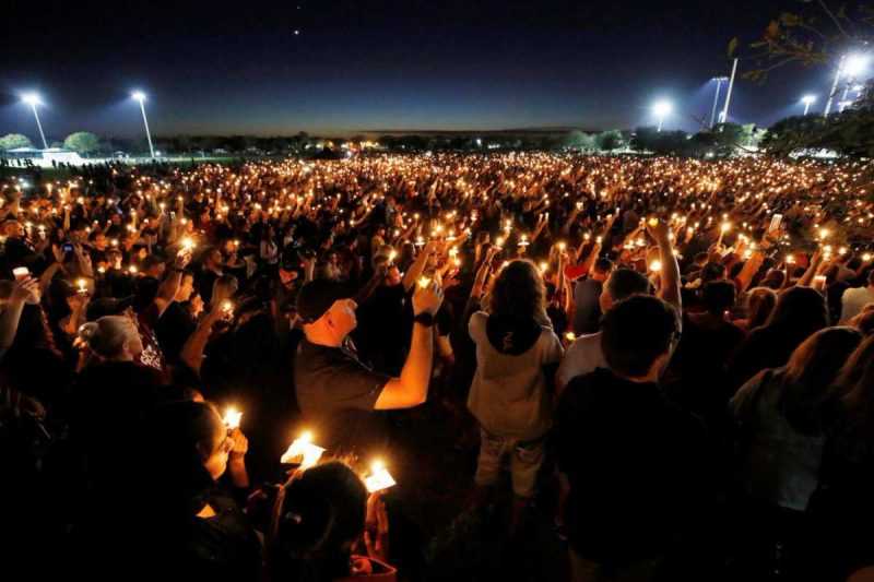 Miles asisten a vigilia por las víctimas de tiroteo Florida