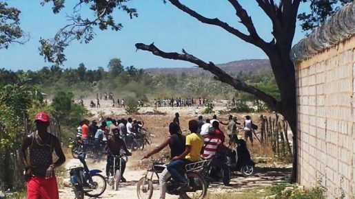 Haitianos y dominicanos se enfrentan a pedradas en Pedernales