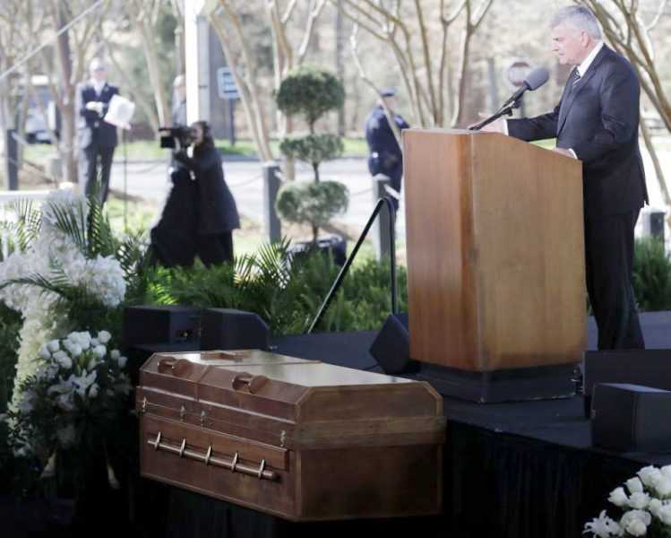 Sepultan restos del pastor Billy Graham