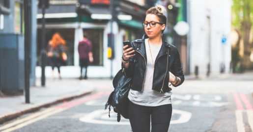 Nueva York buscaría multar personas mientras caminan escribiendo por celular