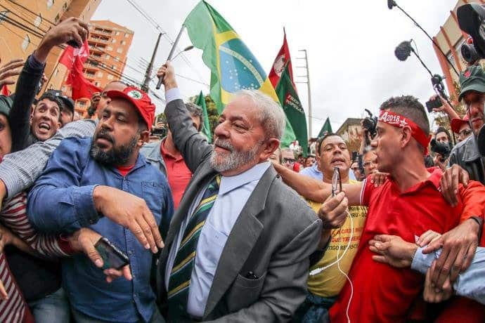 Lula desafía orden judicial y no se entrega