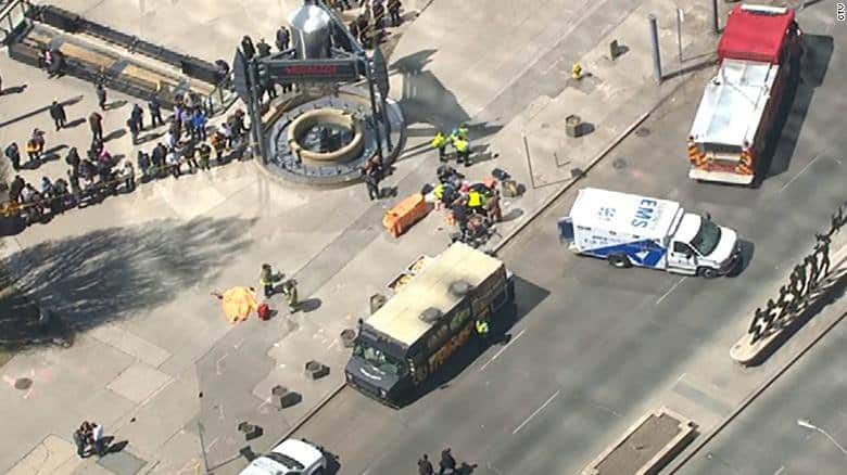 Al menos 10 muertos y 15 heridos deja atropello de una furgoneta en Toronto