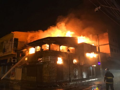 Fuego destruye dos tradicionales librerías de Santiago