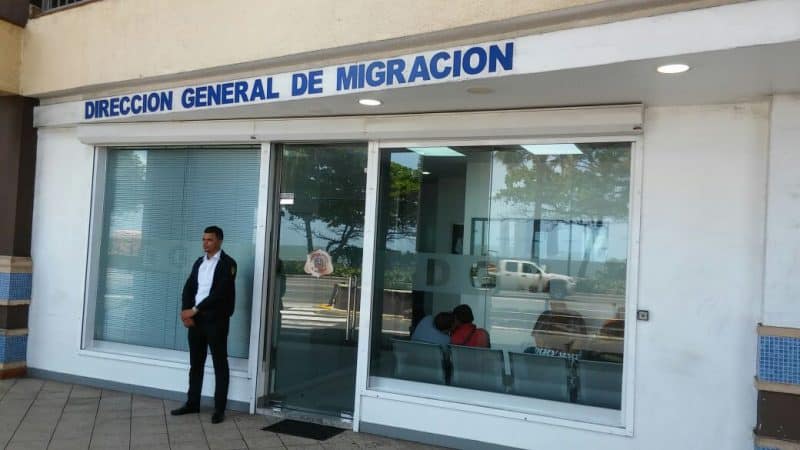 Migración extiende horario emisión certificación salida menores
