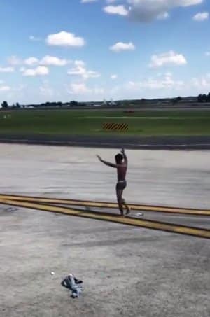 Hombre se pasea semidesnudo pista aterrizaje aeropuerto Atlanta