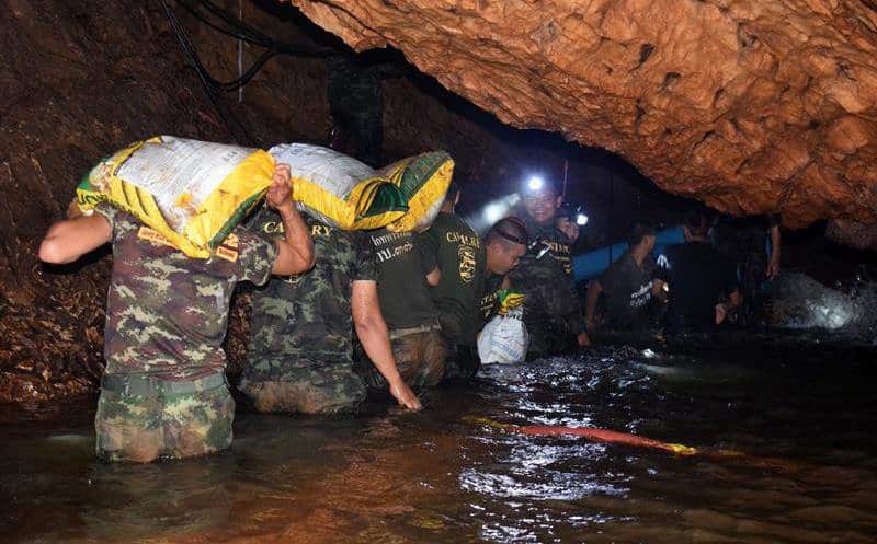 Hallan vivos 13 desaparecidos en cueva de Tailandia