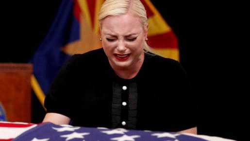Meghan McCain se derrumba en lágrimas sobre el ataúd de su padre 