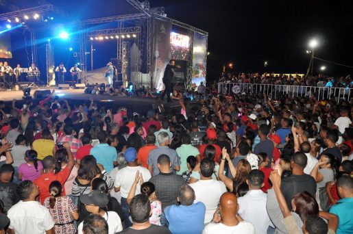 “Que baile mi gente”  memorable concierto de Héctor Acosta en Santiago