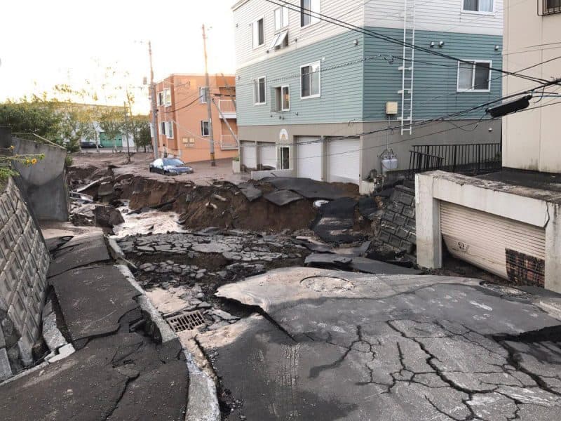 Potente terremoto en Japón causa 7 muertos y deslaves