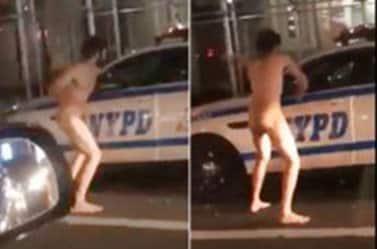 Hombre desnudo le entra a trompadas a vehículo Policía NY