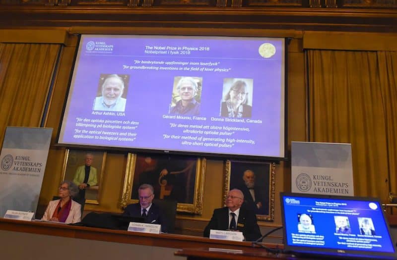 Tres científicos, incluyendo una mujer, ganan Nobel de Física