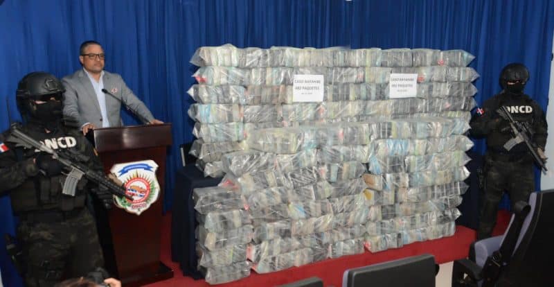 Higuey: Ocupan 682 paquetes de cocaína y arsenal de armas