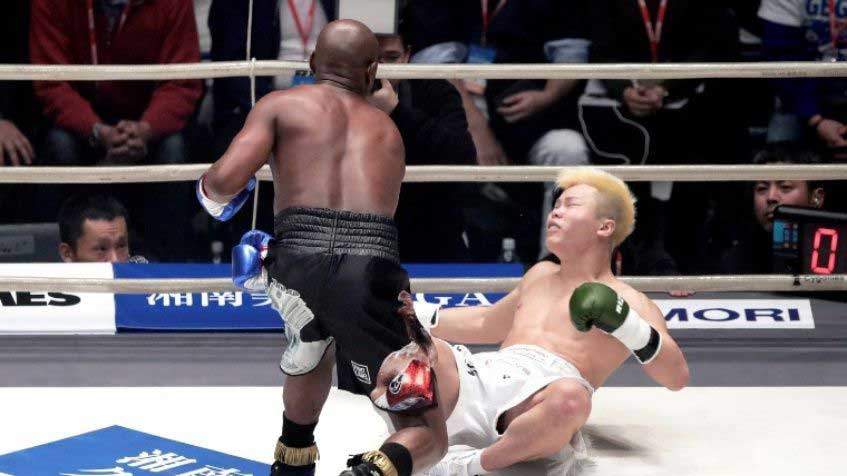 El 31 de diciembre, la leyenda del boxeo, Floyd Mayweather, ganó un combate de exhibición al noquear al luchador de artes marciales mixtas japonés Tenshin Nasukawa.