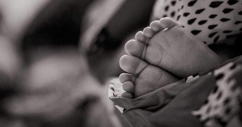 Padres entierran viva bebé al creerla endemoniada