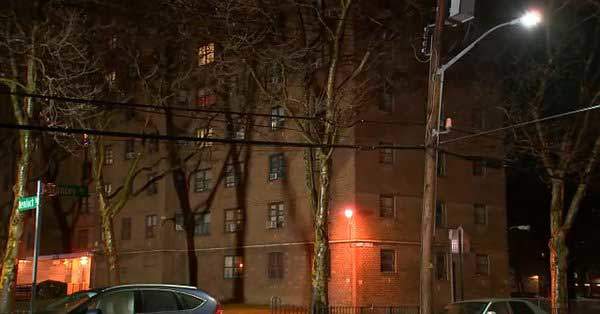Hombre asesinado a tiros en edificio apartamentos de Brooklyn