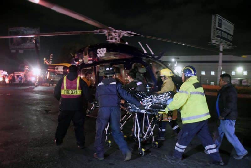 Sube a 66 los muertos por explosión en ducto de Pemex