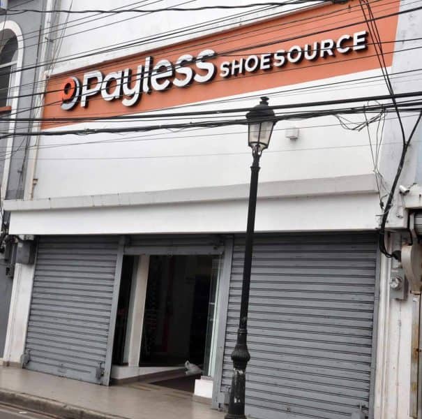 Asaltan exjefe Bomberos y tienda Payless Santiago