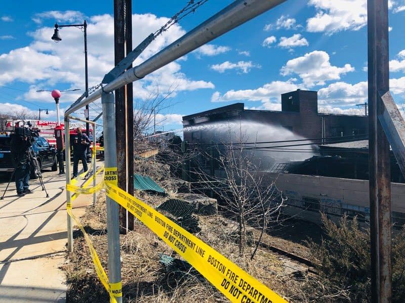 Un tramo de la Línea Azul que se cerró después de un incendio de nueve alarmas en East Boston está de nuevo en servicio para el viaje de la mañana del lunes, informó 7NewsBoston.