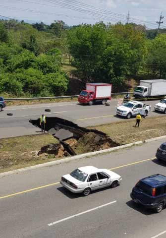 Colapsa un tramo de la autopista Duarte en Santiago