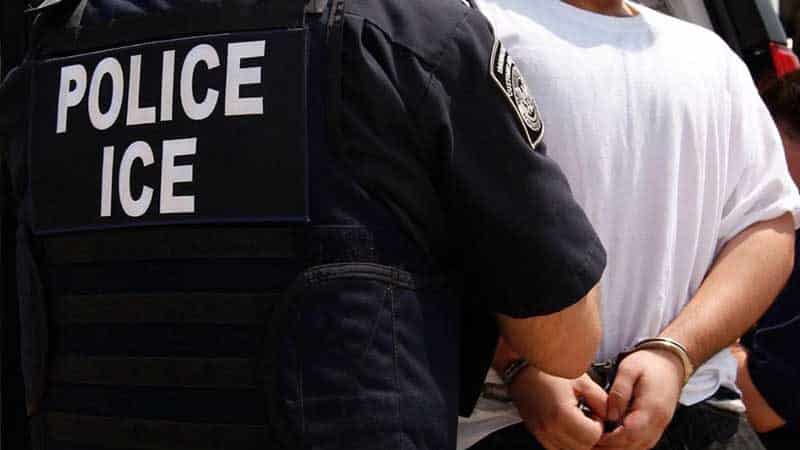 cropped policia de la ice arresta a un inmigrante