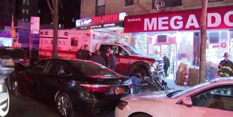 Ambulancia se estrella contra bodega dominicana Alto Manhattan
