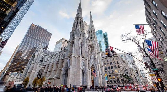 Detienen hombre en catedral Nueva York con botes de gasolina