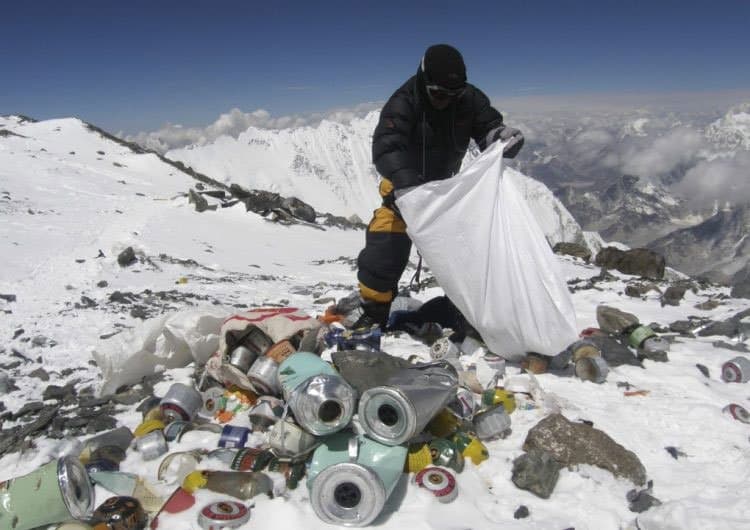 El monte Everest cubierto de basura y cadáveres